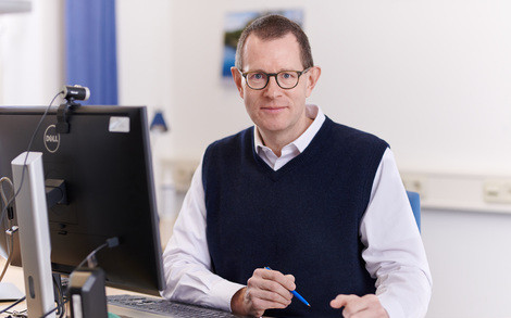 [Translate to Englisch:] Prof. Tim Friede an seinem Schreibtisch